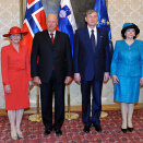 Offisiell fotografering: Kong Harald og Dronning Sonja med President Danilo Türk og fru Barbara Mikli&#269; Türk (Foto: Srdjan Zivulovic, Reuters / Scanpix) 